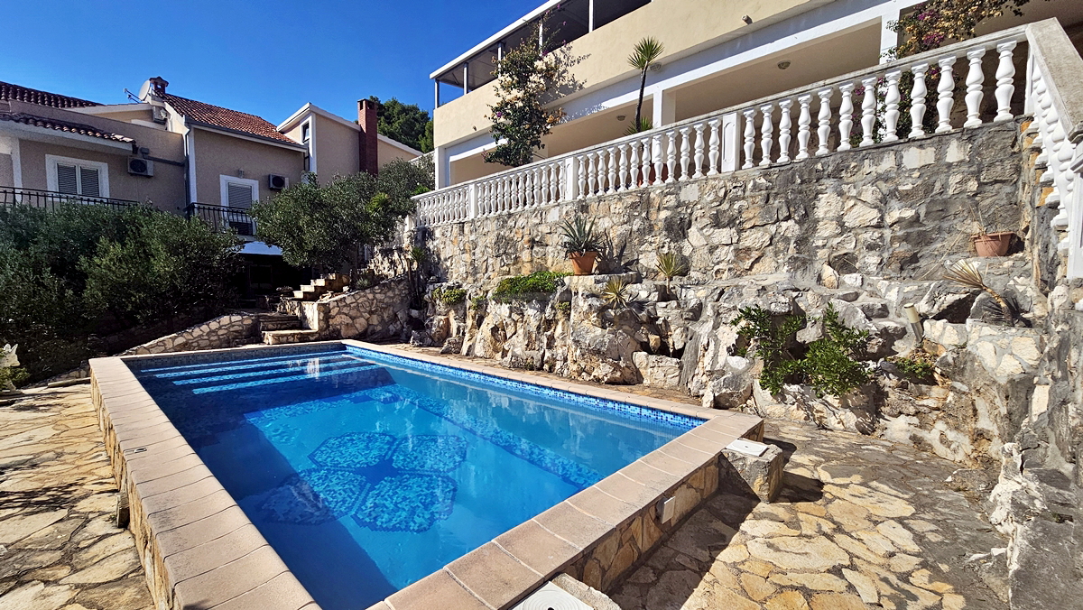 Bellissima casa dalmata a Sevid in ottima posizione con piscina e vista